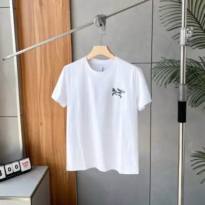 始祖鸟 Kragg Cotton Bird Tile 100%棉T恤背后九宫格渲染模糊鸟短袖 设计特点 ◦ 独特图案:以瓷砖式鸟类图案拼接成九宫格形式,通过印花、刺绣等工艺呈现,富有艺术感和趣味性. ◦ 品牌标识:胸前有始祖鸟的小logo,精致低调;背后除了九宫格图案外,时尚吸睛. • 材质面料 ◦ 优质棉质:采用240gsm的100%精梳棉,如SUPIMA棉等优质长绒棉,质地柔软舒适,亲肤性佳,保暖性良好,且天然透气、耐用. ◦ 坚固耐磨:面料厚实,强度高,耐磨性好,适合攀岩、登山、徒步等户外运动,剐蹭到岩壁或树枝等不易刮破. • 版型剪裁 ◦ 舒适版型:整体为宽松的休闲版型,穿着自在无束缚,活动自如.腰部微收腰,对身材有一定修饰作用,男女同款设计,不同身形的消费者都能选择. ◦ 立体剪裁:采用多裁片拼接,通过立体剪裁技术,贴合人体曲线,穿着更加合身舒适,同时也增加了服装的挺括感,塑造出良好的穿着造型. ◦ 运动风:与运动短裤或紧身运动裤搭配,用于户外运动时穿着,既舒适又能展现活力.搭配始祖鸟的冲锋衣,适合在户外活动时应对不同天气. 颜色:黑色/白色 衣长 68 70 72 74 胸围 51 53 55 57 肩宽 44 45.5 47 48.5